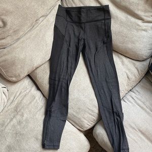 Lululemon Grey & Blck thin striped leggings